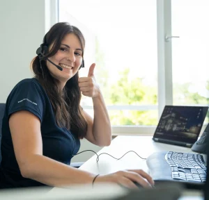 Das Bild zeigt eine Mitarbeiterin, die mit der kwp-bnWin.net Software arbeitet