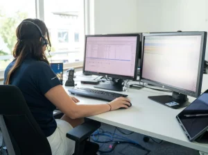 Das Bild zeigt eine Frau, die mit der kwp-bnWin.net Software arbeitet