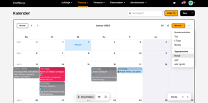 Monatsansicht im Craftboxx-Kalender mit Einsätzen wie „Kabel für Wallbox verlegen“, einer Krankmeldung und dem Auswahlmenü für Tages-, Wochen-, Monats- und Jahresansicht.