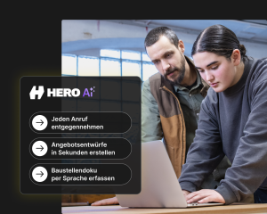 Zwei Handwerker am Laptop, daneben die HERO-AI-Übersicht mit den KI-Funktionen: Anrufe entgegennehmen, Angebotsentwürfe in Sekunden erstellen, Baustellendoku per Sprache erfassen.