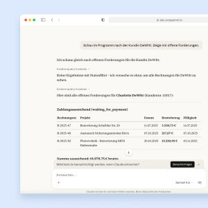 Chat-Ansicht in Das Programm zeigt die per Sprache gestellte Anfrage nach offenen Forderungen einer Kundin und die daraufhin aufgelistete Rechnungsübersicht mit Gesamtsumme.