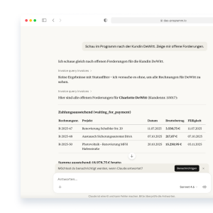 Chat-Ansicht in Das Programm zeigt die per Sprache gestellte Anfrage nach offenen Forderungen einer Kundin und die daraufhin aufgelistete Rechnungsübersicht mit Gesamtsumme.
